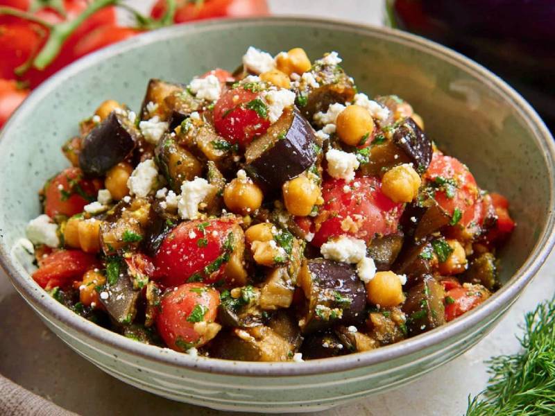 Schale mit Auberginen-Tomaten-Salat