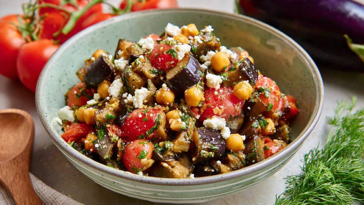 Schale mit Auberginen-Tomaten-Salat