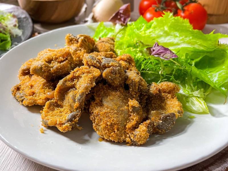 Teller mit Austernpilz-Schnitzel und Salatbeilage