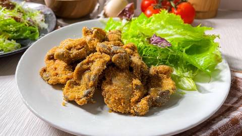 Teller mit Austernpilz-Schnitzel und Salatbeilage