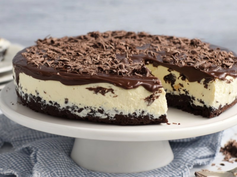 Eine Banana-Split-Torte auf einer hohen Tortenplatte.