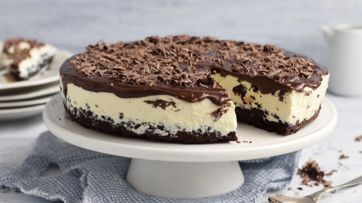 Eine Banana-Split-Torte auf einer hohen Tortenplatte.