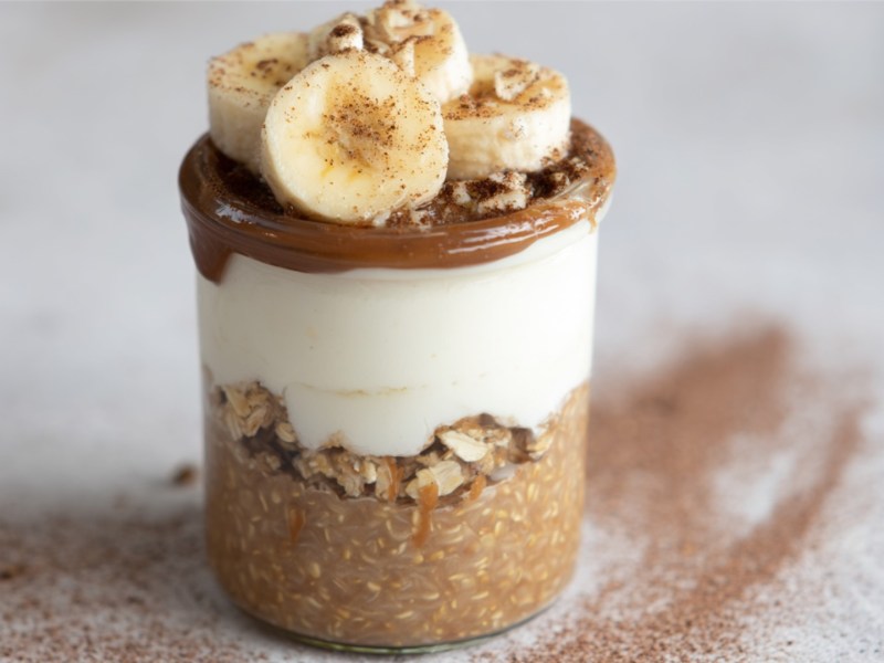 Ein Glas mit Banoffee-Overnight-Oats.