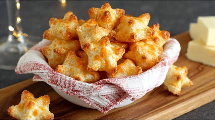 Schale, gefüllt mit Blätterteig-Sternen mit Käsefüllung