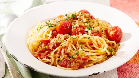 Teller mit einer Portion Bloody-Mary-Pasta mit Wasabi