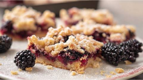 Brombeer-Streuselschnitten auf einem Teller