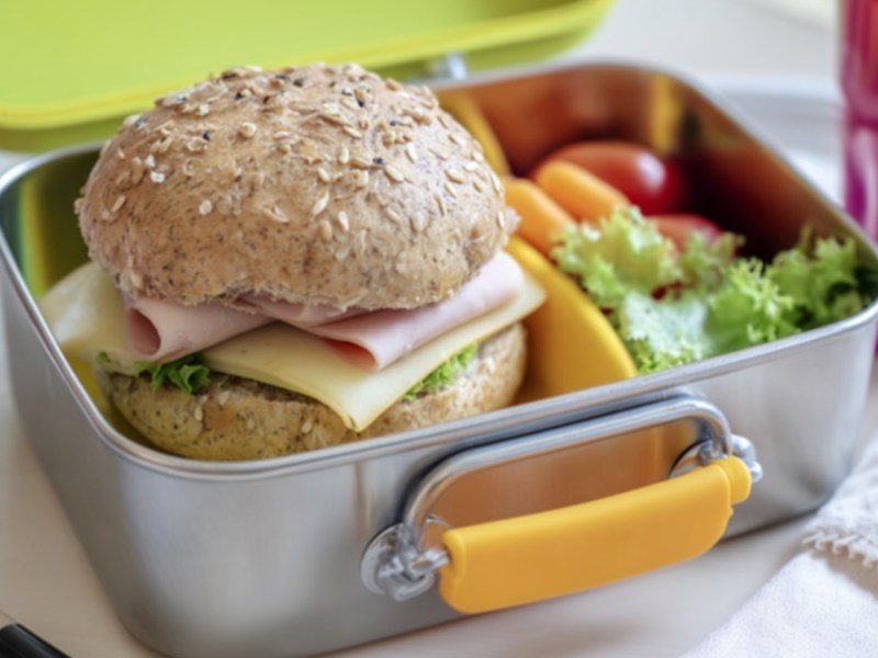 Ein Brotdosen-Burger in einer Lunchbox.