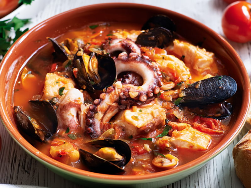 Eine Schüssel Cacciucco alla Livornese: italienischer Fischeintopf.