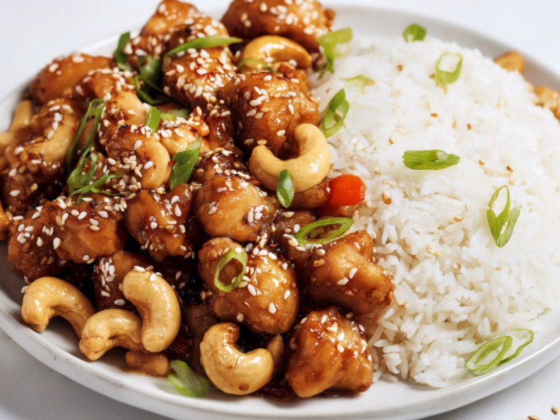 Ein Teller Cashew-Hähnchen mit Reis.
