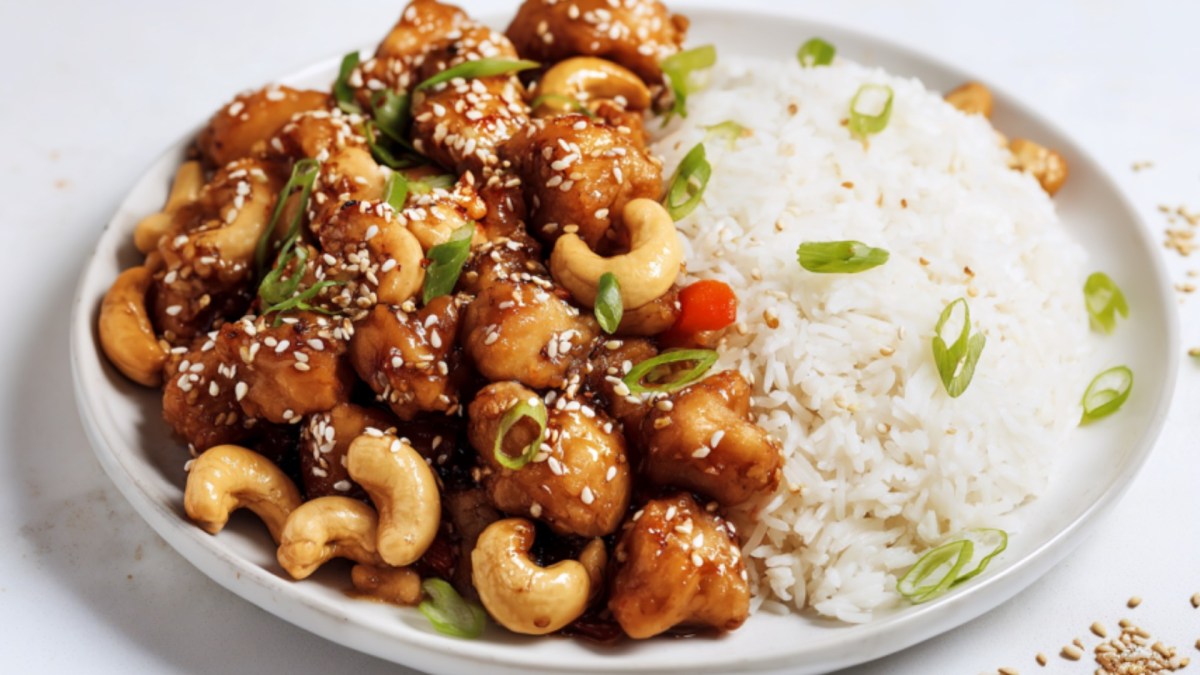 Ein Teller Cashew-Hähnchen mit Reis.