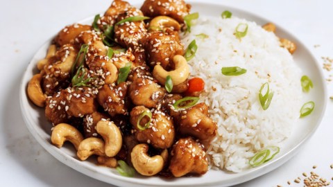 Ein Teller Cashew-Hähnchen mit Reis.
