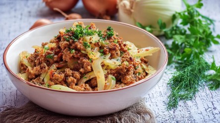 Ein Teller Fenchel-Hackfleisch-Ragout mit Petersilie.