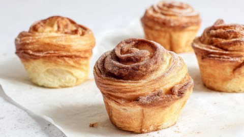 Mehrere Franzbrötchen-Cruffins.