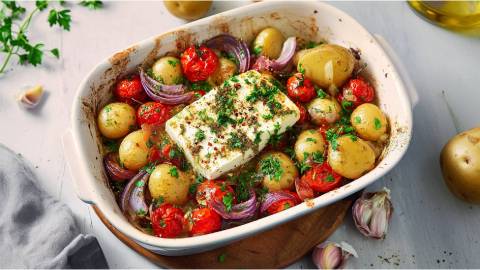 Auflaufform mit Gebackene Feta-Kartoffeln
