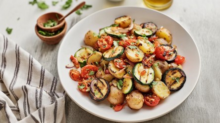Gegrillter Kartoffelsalat mit Zucchini in einer Schüssel.