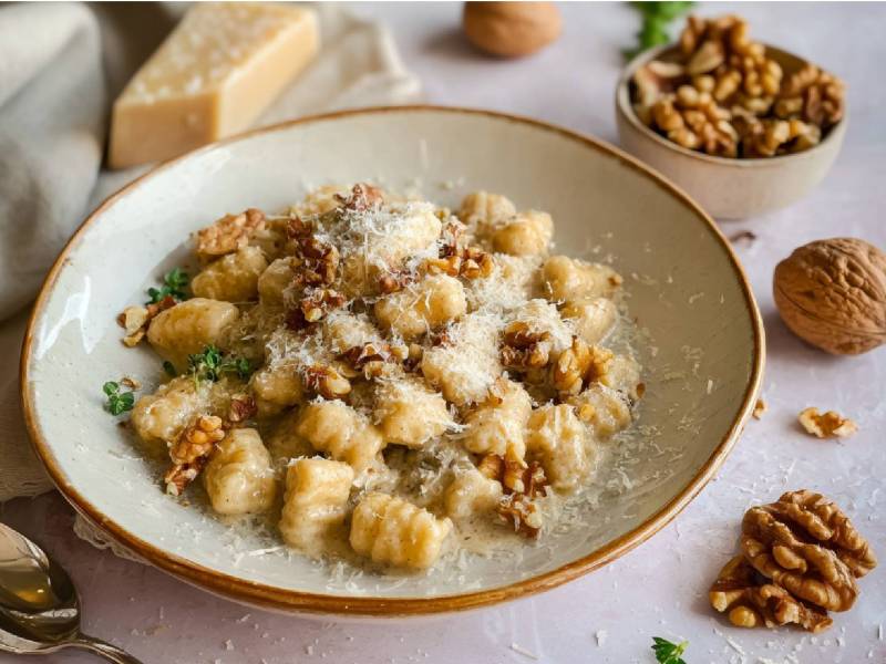 Teller mit Gnocchi in Walnusssoße