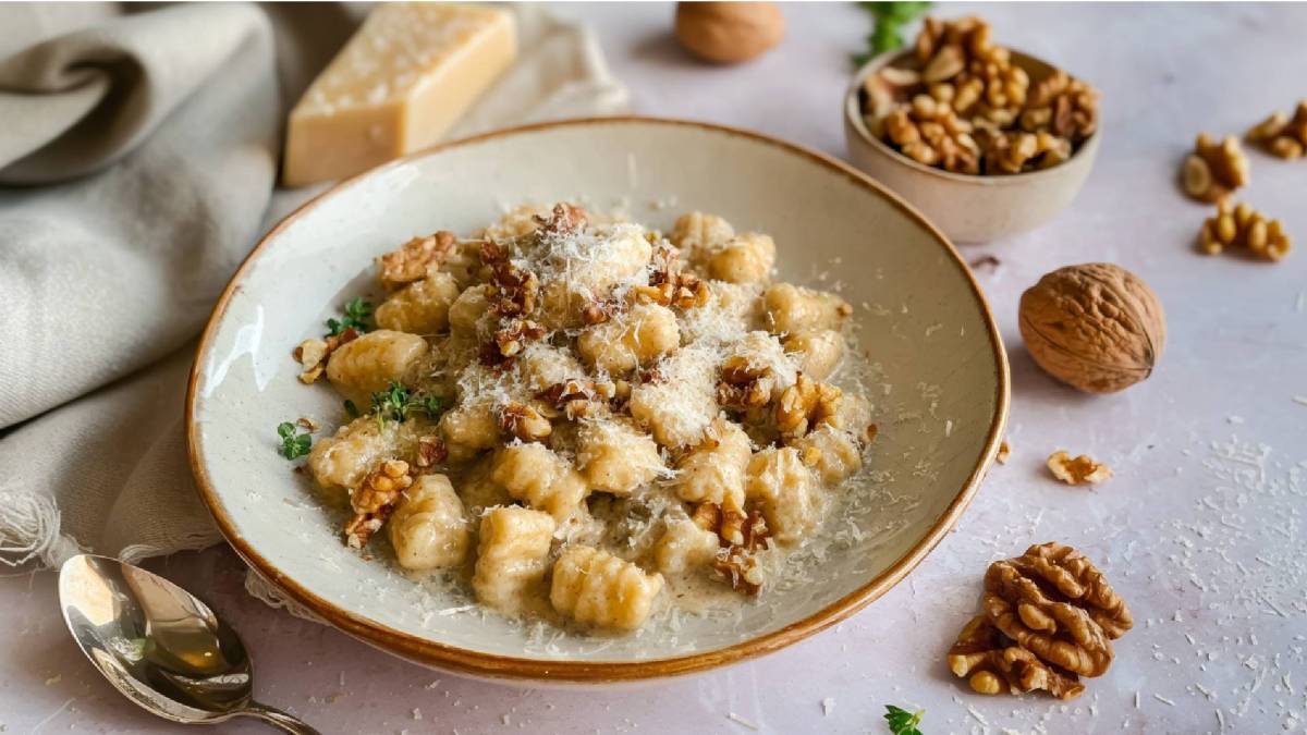 Teller mit Gnocchi in Walnusssoße