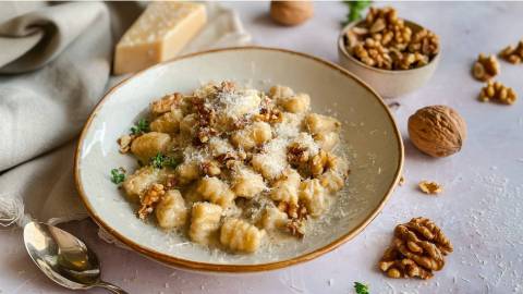 Teller mit Gnocchi in Walnusssoße