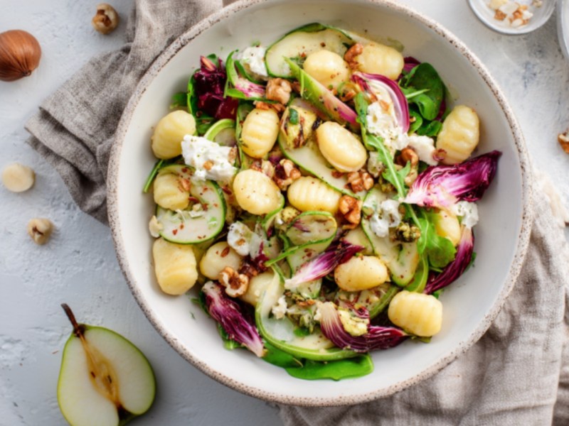 Ein Gnocchi-Salat mit Birne in der Draufsicht.