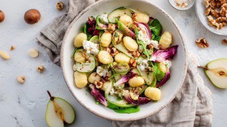 Ein Gnocchi-Salat mit Birne in der Draufsicht.