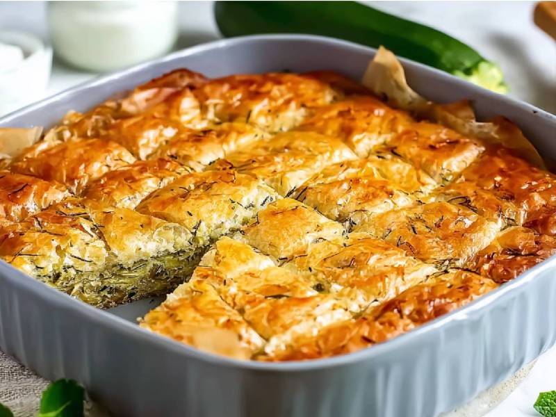 Auflaufform mit griechischem Zucchini-Pie Kolokithopita