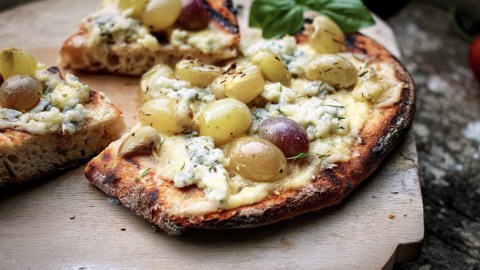 In Stücke geschnittenes Grillbrot mit Trauben und Käse.