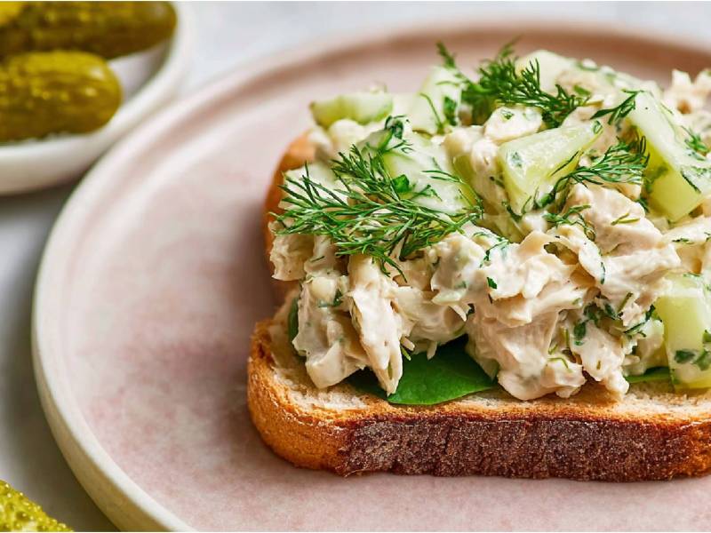 Teller mit Toast mit Gewürzgurken-Hähnchensalat 