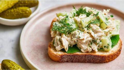 Teller mit Toast mit Gewürzgurken-Hähnchensalat