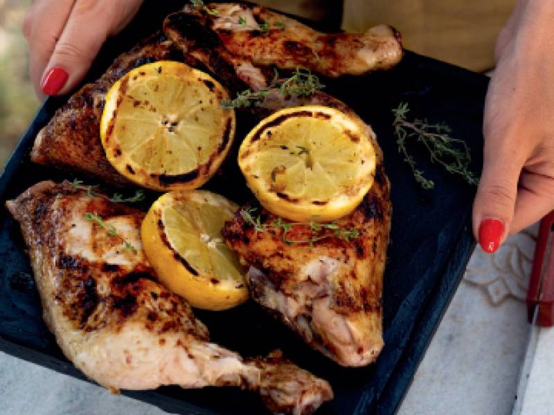 Tablett mit Hähnchenschenkel mit gegrillter Zitrone