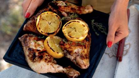 Tablett mit Hähnchenschenkel mit gegrillter Zitrone