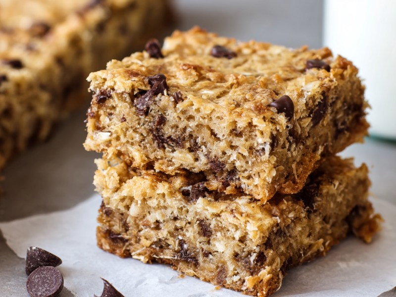 Zwei Haferflocken-Kokos-Schnitten übereinander.