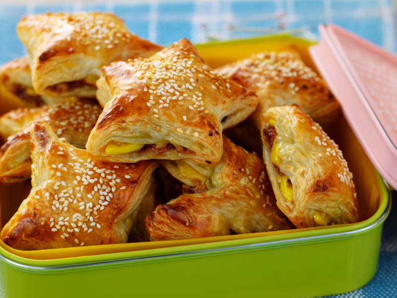 Eine Brotdose gefüllt mit Hot Dog-Sternen. Der Deckel liegt daneben.