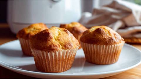 Teller mit griechischen Joghurt-Muffins aus dem Airfryer