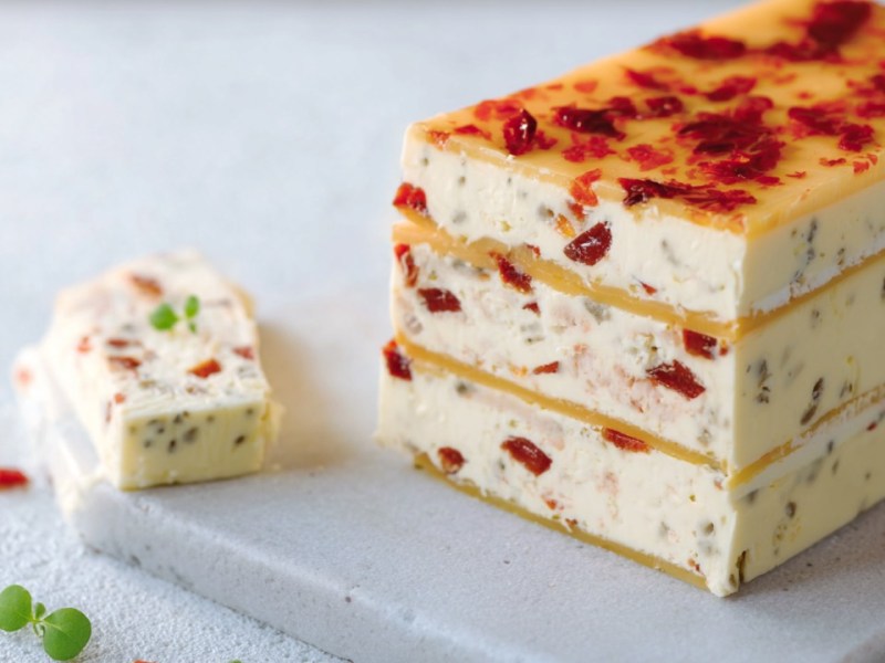 Eine Käseterrine mit Paprika.