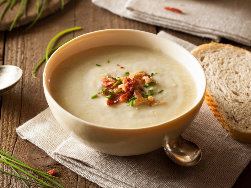 Eine Schüssel kalte Kartoffelsuppe.