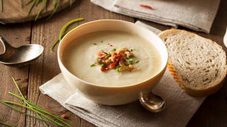 Eine Schüssel kalte Kartoffelsuppe.