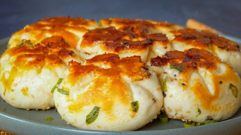 Knusprige Dumplings auf einem grauen Teller.