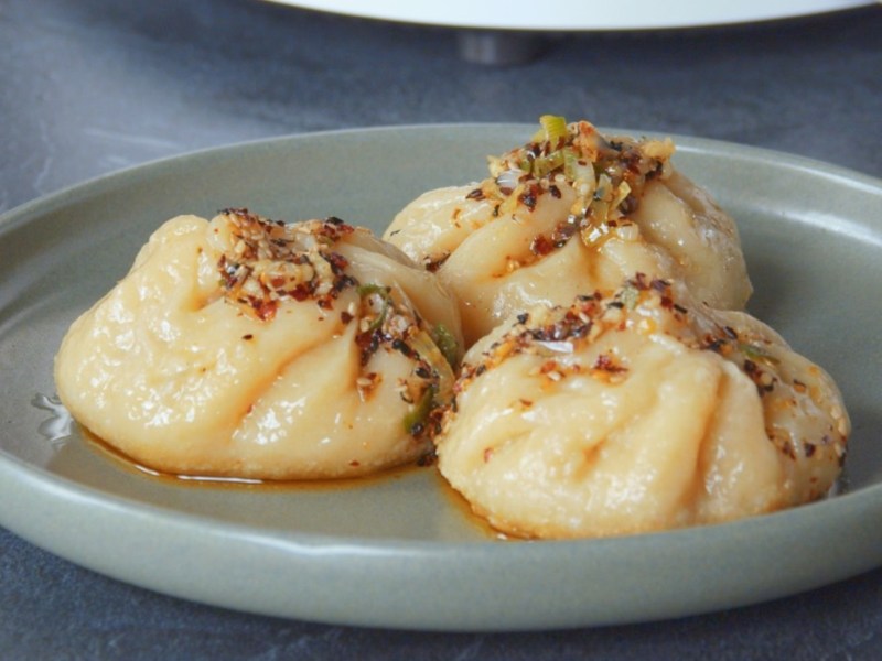 Drei Lazy Baos mit Crispy Chili Öl.