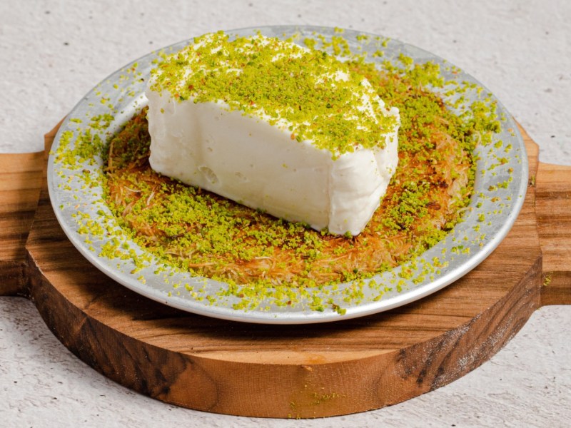 Maraş Dondurması auf einem Teller mit gemahlenen Pistazien.