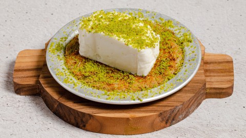 Maraş Dondurması auf einem Teller mit gemahlenen Pistazien.