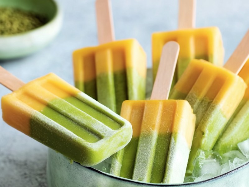 Mehre Matcha-Mango-Eise am Stiel in einer Schüssel.