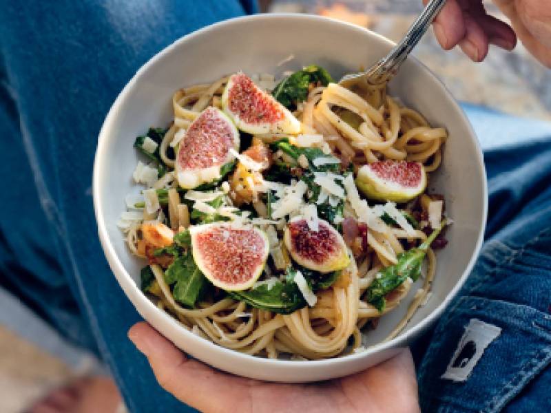 Teller mit Pasta mit Rucola und Feigen