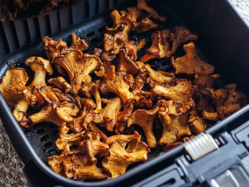 Pfifferlinge in einem Airfryerkorb.