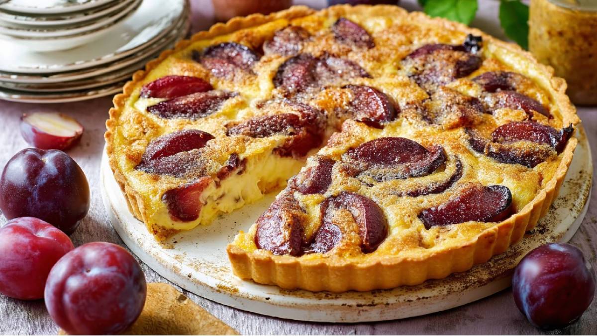 Pflaumen-Pudding-Tarte auf einem Tisch