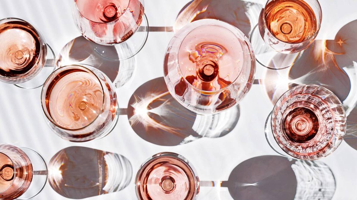 Draufsicht: Viele verschiedene Gläser mit Roséwein in unterschiedlichen Farben.