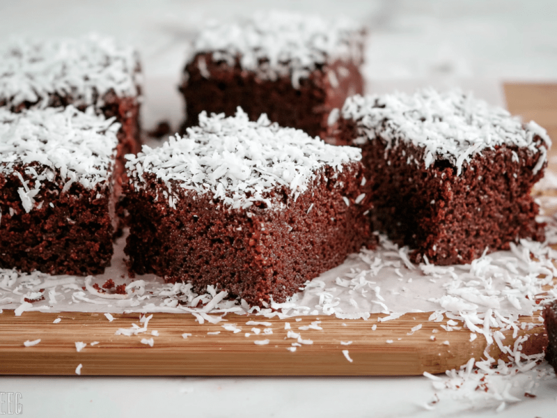 Einige Stücke Skúffukaka, ein isländischer Schokokuchen mit Lakritz.