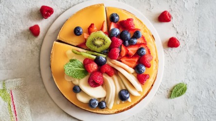 Eine Smoothie-Torte mit frischen Früchten in der Draufsicht.