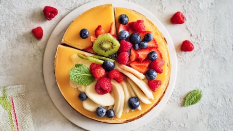 Eine Smoothie-Torte mit frischen Früchten in der Draufsicht.