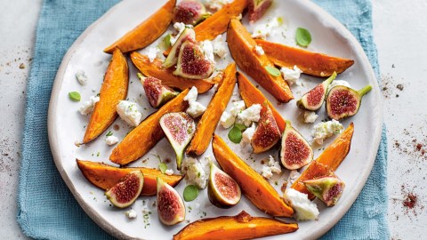 Süßkartoffel-Wedges mit Feigen und Ziegenkäse: auf einem Teller.