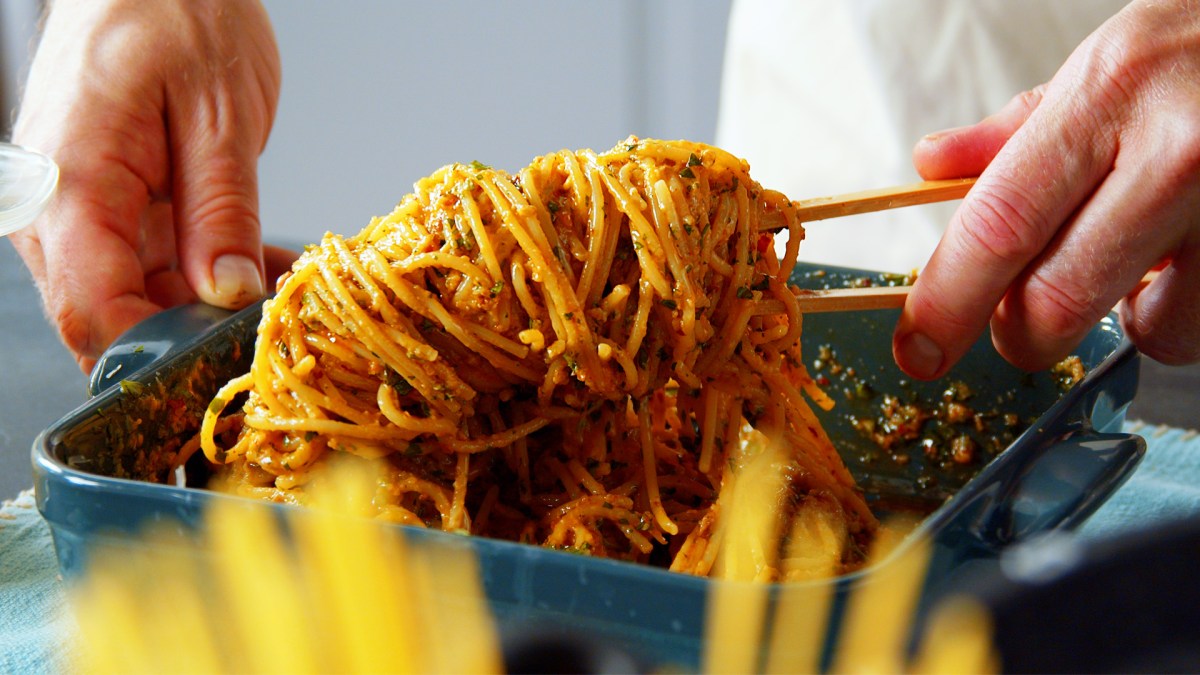 Butter-Knoblauch-Pasta in einer Schale